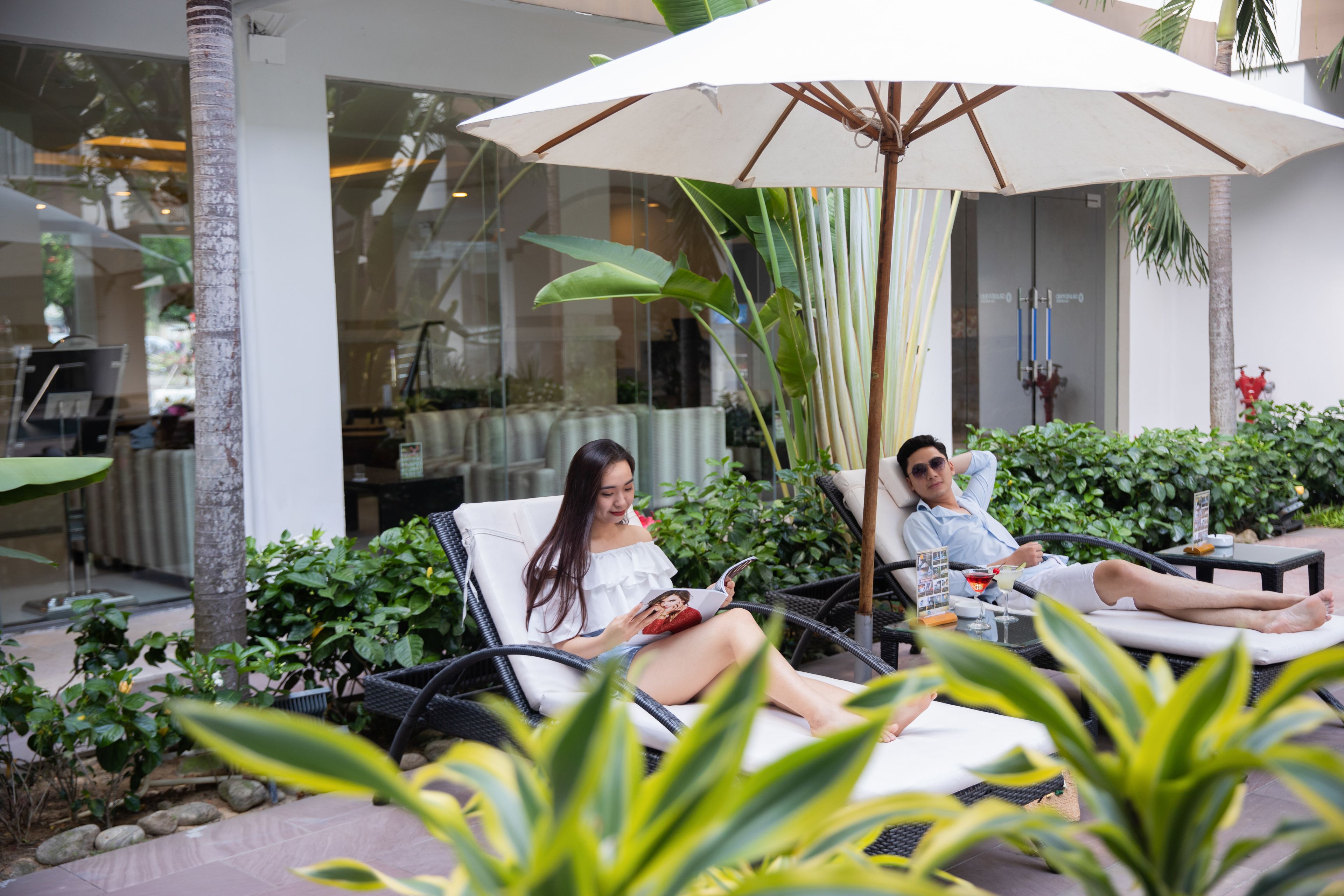 Piscine extérieure, parasols de plage, chaises longues