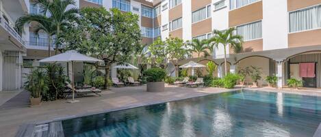 Piscine extérieure, parasols de plage, chaises longues