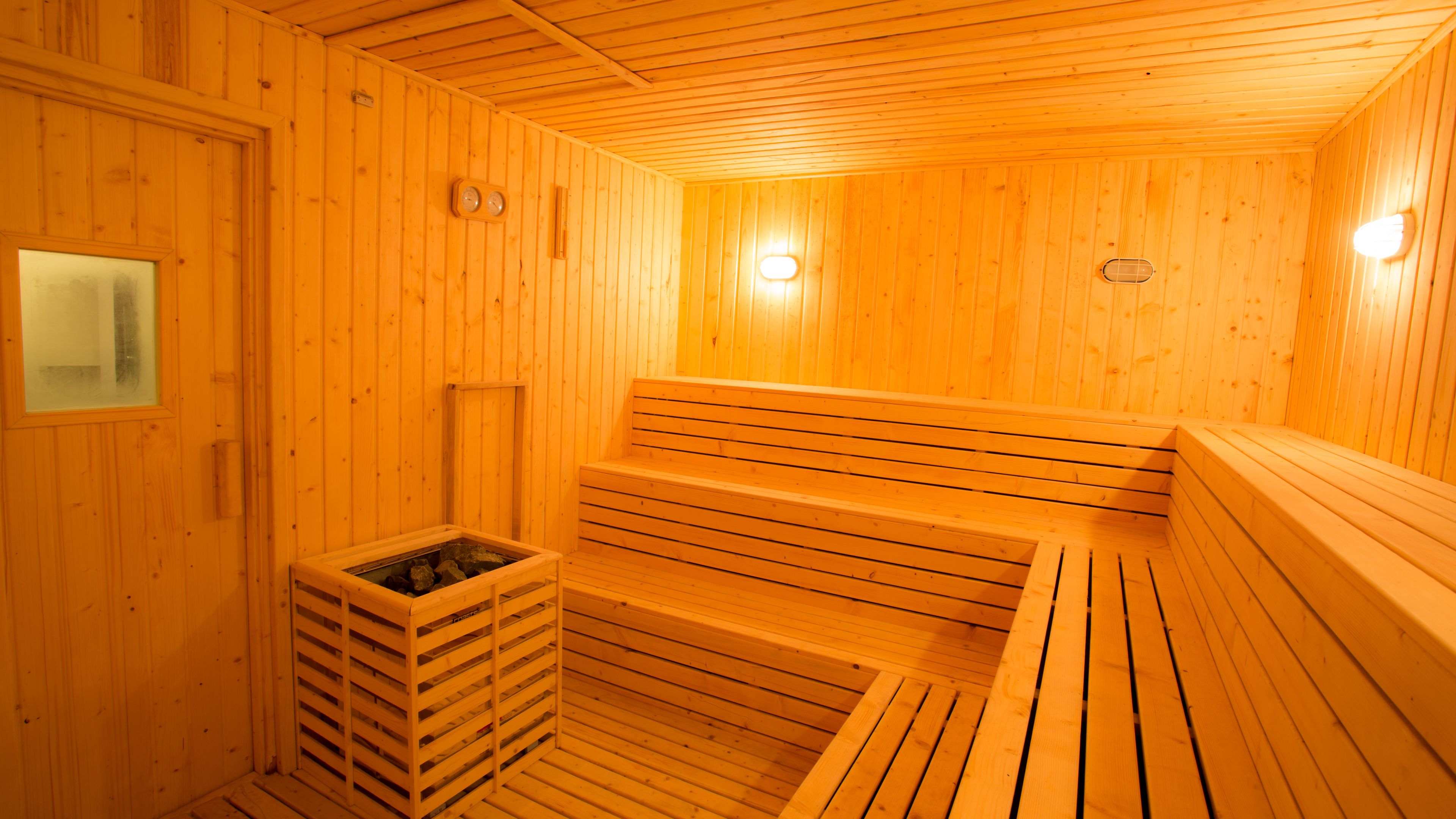 Un sauna en bois avec des bancs et un banc en bois.