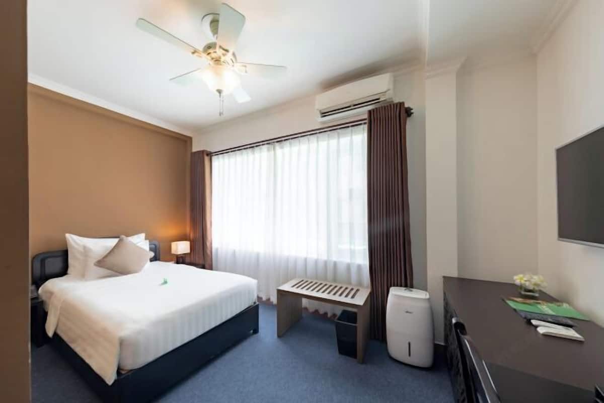 In-room safe, individually decorated, individually furnished, desk