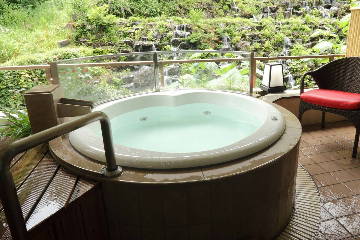 Bồn tắm spa ngoài trời