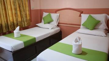 Chambre Standard avec lits jumeaux | Bureau, fer et planche à repasser, lits pliants/supplémentaires