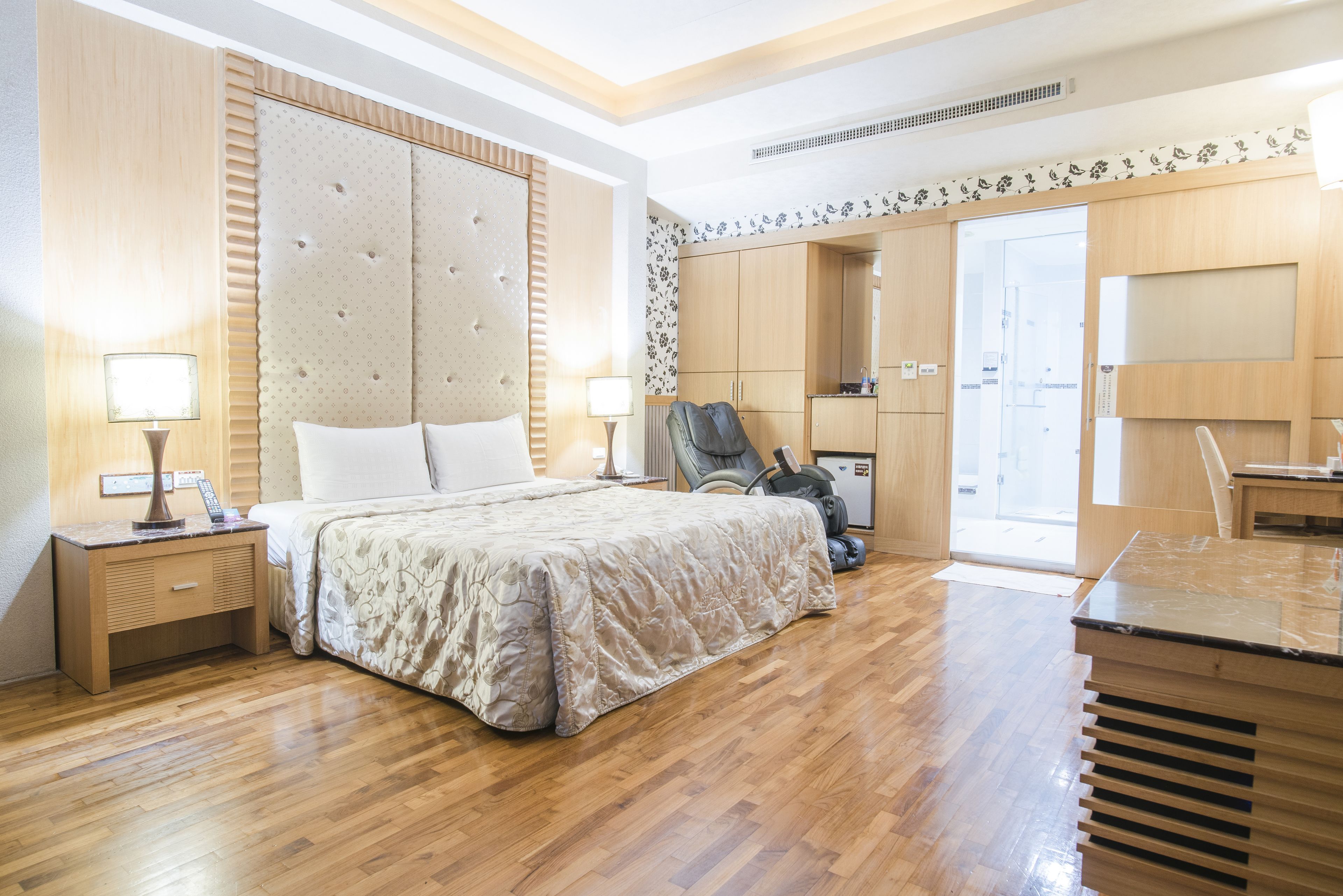 Biancheria da letto di alta qualità, una scrivania, tende oscuranti