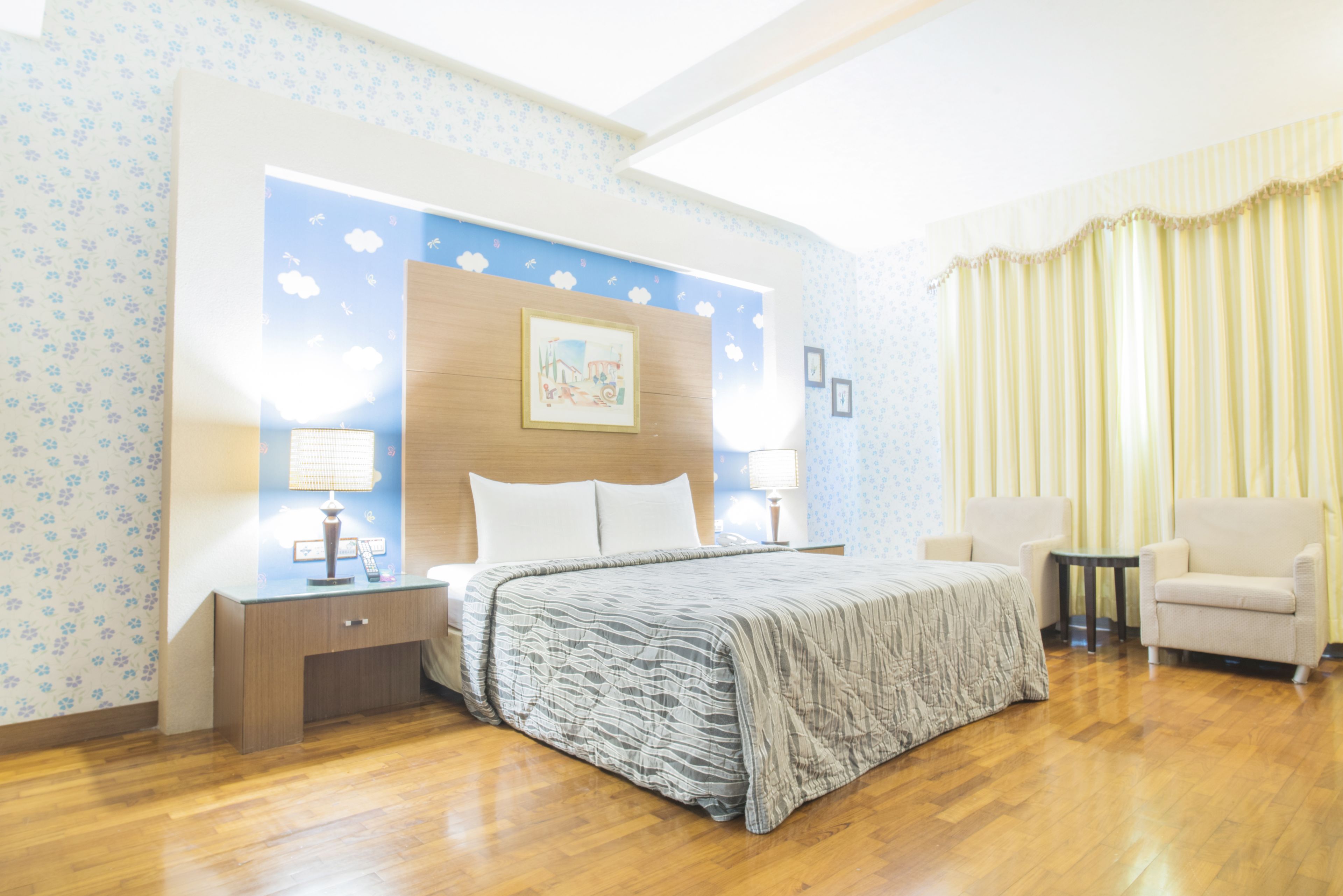 Biancheria da letto di alta qualità, una scrivania, tende oscuranti