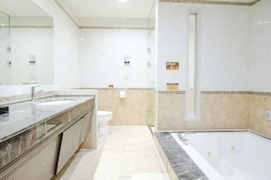 Doppia Business (NON REFUNDABLE) | Bagno | Vasca e doccia separate, vasca idromassaggio, set di cortesia gratuito