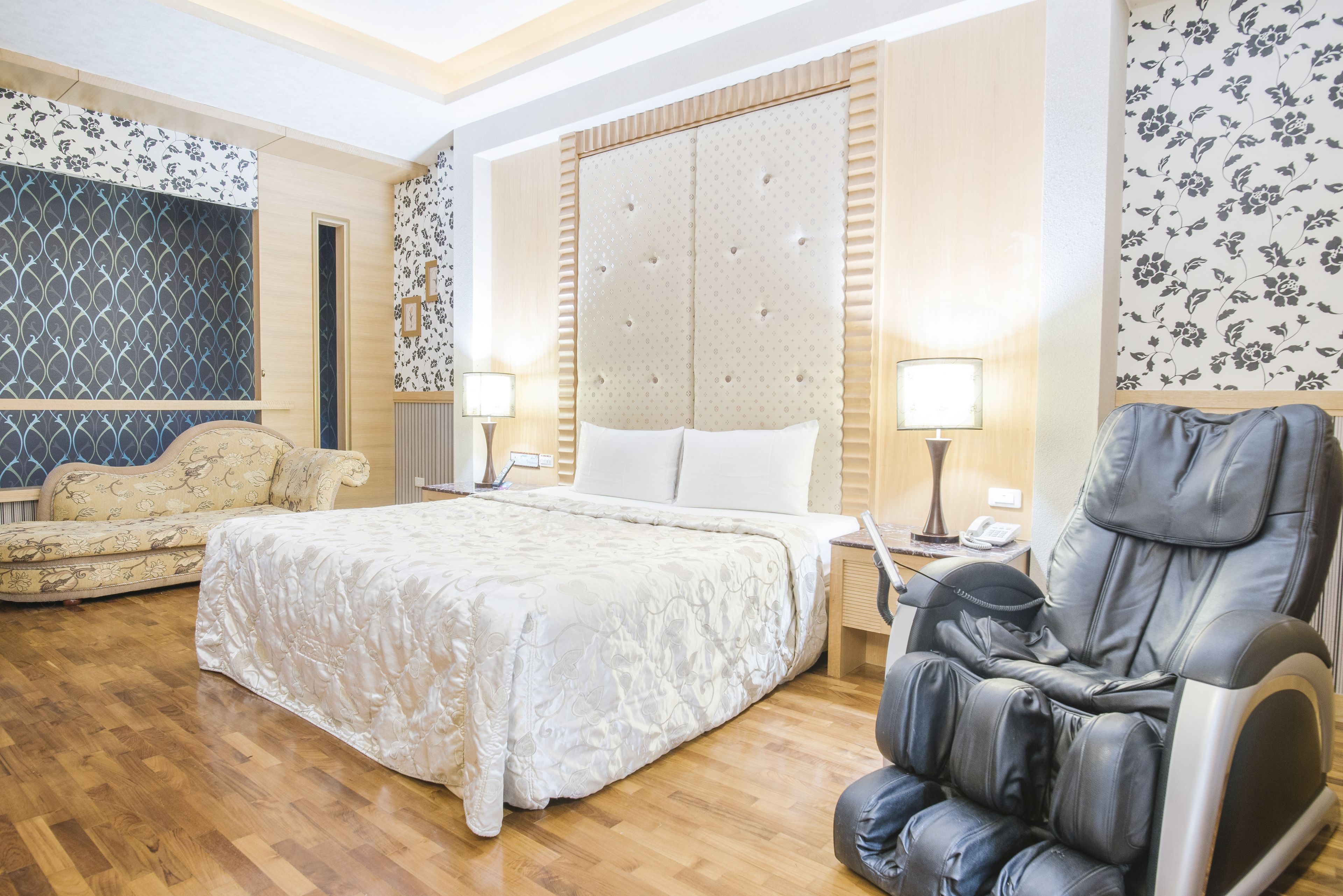 Biancheria da letto di alta qualità, una scrivania, tende oscuranti