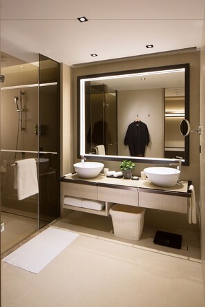 Habitación básica | Baño | Regadera, regadera tipo lluvia, amenidades de baño gratuitas 