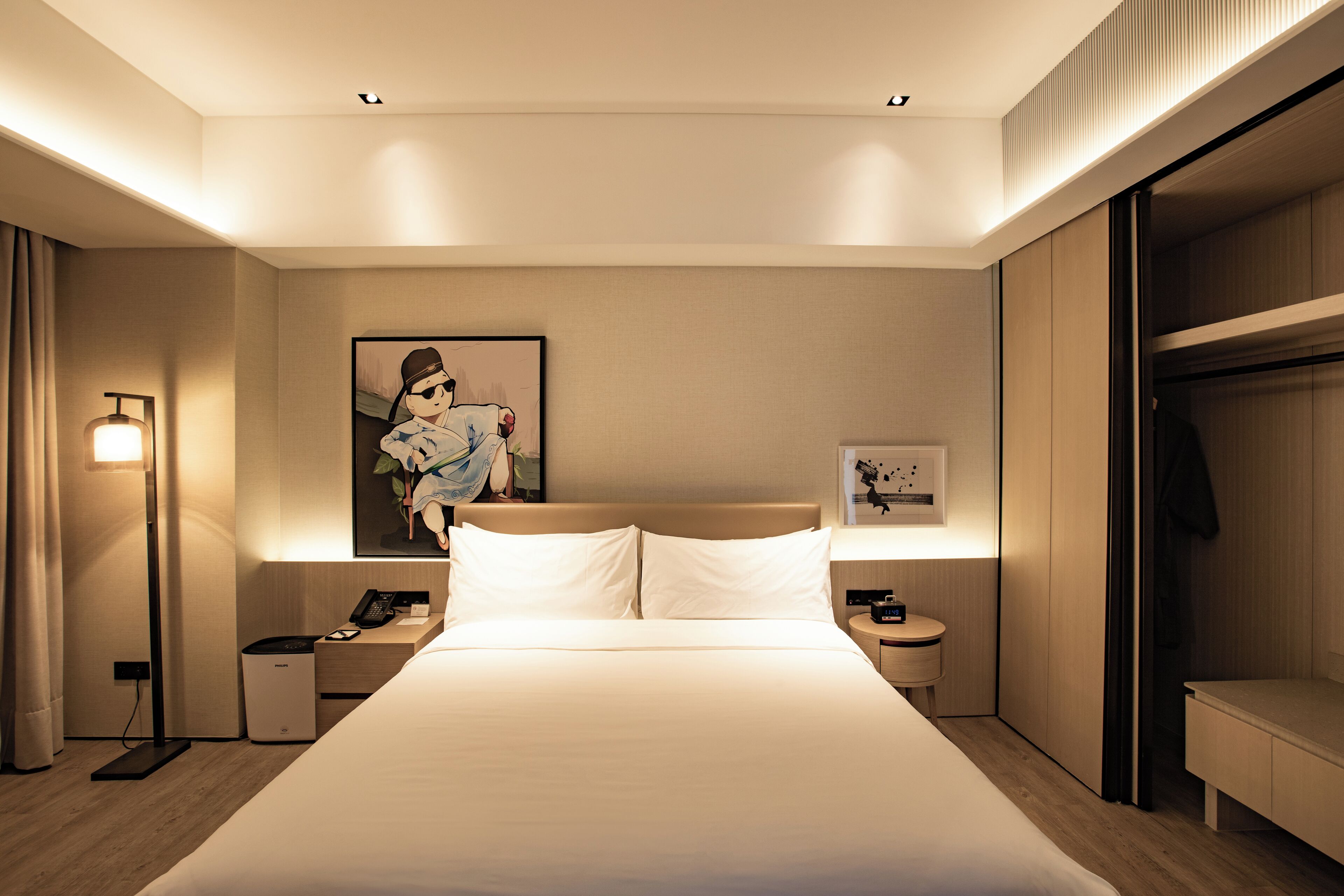 sanctuary 90 king | premium bedding, pillow-top beds, free minibar, in-room safe