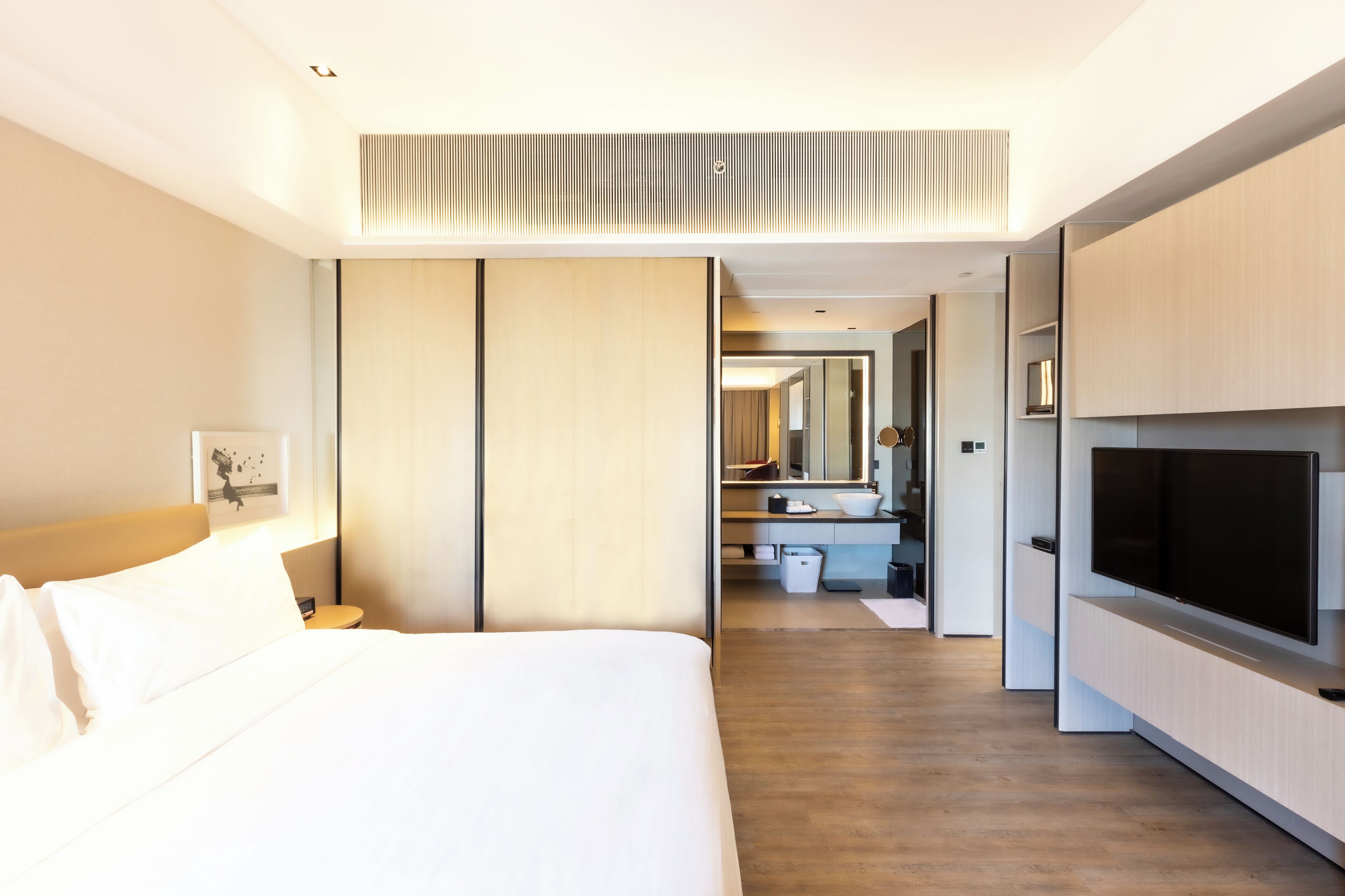 sanctuary 90 king | premium bedding, pillow-top beds, free minibar, in-room safe