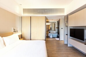 Sanctuary 90 King | Premium bedding, pillowtop beds, free minibar, in-room safe - Artyzen Habitat Dongzhimen Beijing (Beijing)