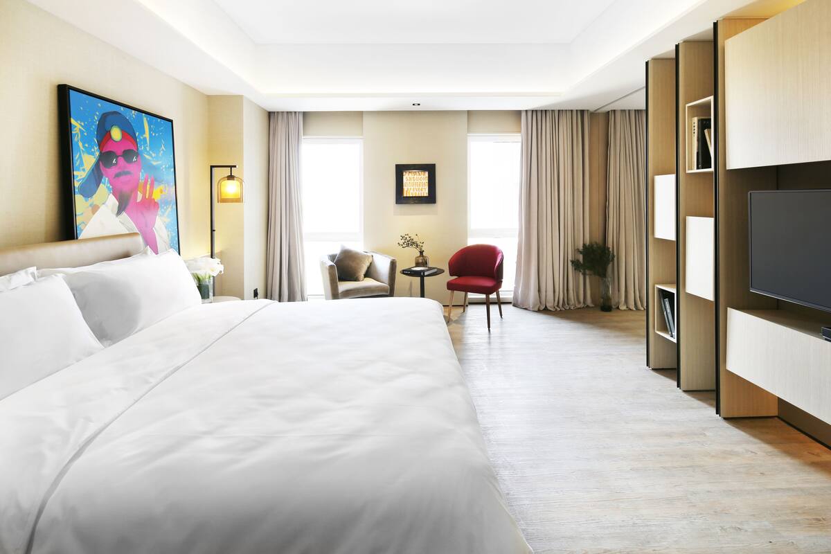 Sanctuary 90 King | Premium bedding, pillow-top beds, free minibar, in-room safe