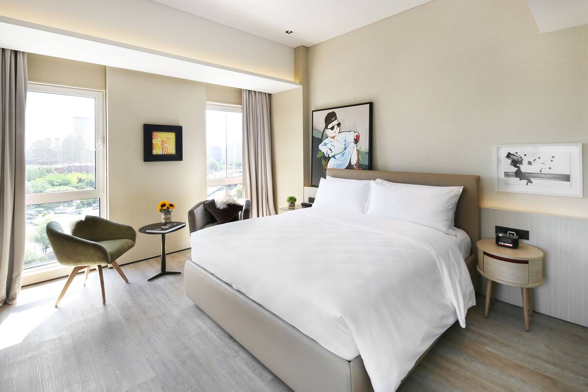 Sanctuary 55 King | Premium bedding, pillow-top beds, free minibar, in-room safe