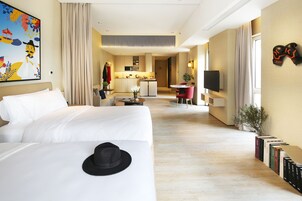 悦居60+（双床） | 私人简易厨房 | 迷你冰箱、微波炉、电热水壶、餐桌