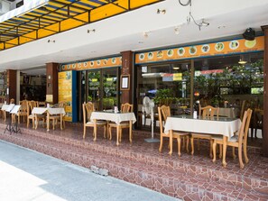 Se sirven desayunos, comidas, cenas y cocina internacional