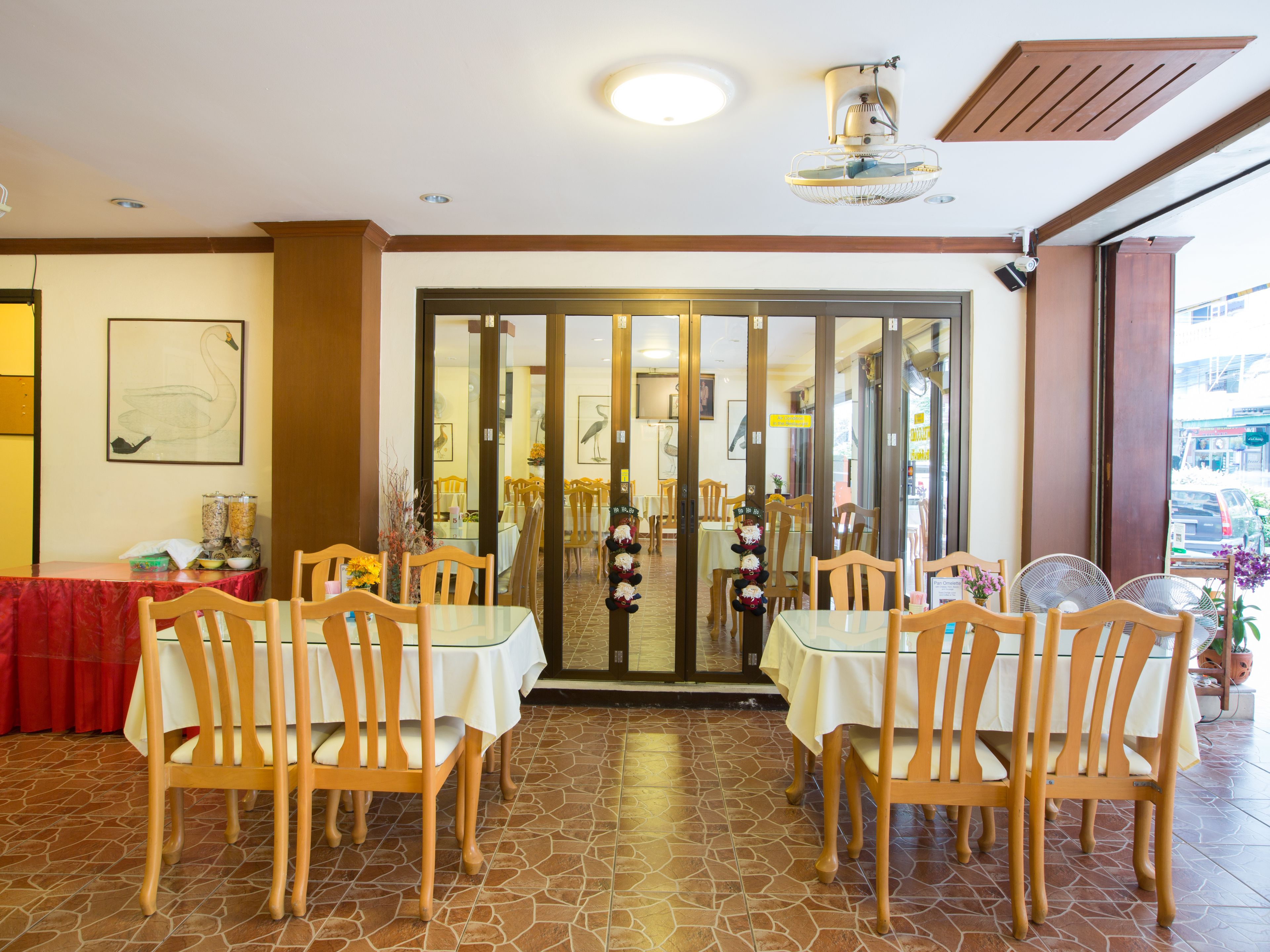 Breakfast, lunch, dinner served; international cuisine 