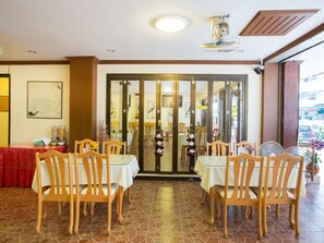 Se sirven desayunos, comidas, cenas y cocina internacional