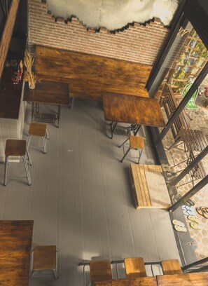 Se sirven desayunos, almuerzos, cenas y cocina tailandesa