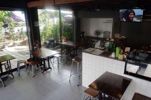 供應早餐、午餐、晚餐；泰國菜