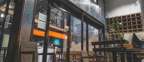 Breakfast, lunch, dinner served; Thai cuisine