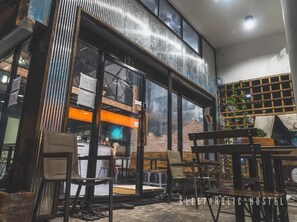 Se sirven desayunos, almuerzos, cenas y cocina tailandesa