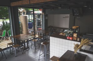 供應早餐、午餐和晚餐，泰國料理