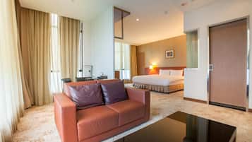 Quarto empresarial | Edredons de pluma, frigobar, cofres nos quartos, escrivaninha