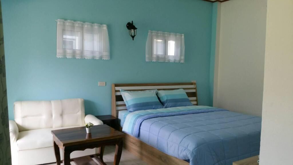 Desk, rollaway beds, free WiFi