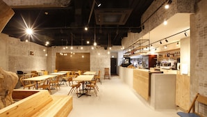 Een modern restaurant met houten meubels en een bar.