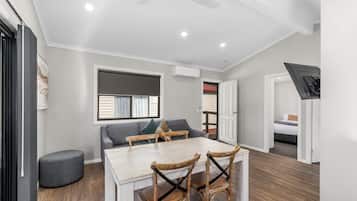 Deluxe 2 Bedroom Cabin | ๊ฐ์ค ๋ด ์์ฌ ๊ณต๊ฐ