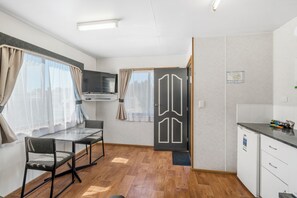 Standard 1 Bedroom Cabin | In-room dining - Moss Vale Holiday Park (Moss Vale)