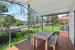 Deluxe 2 Bedroom Cabin | Terrace/patio - Moss Vale Holiday Park (Moss Vale)