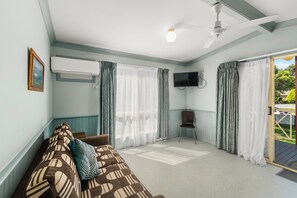 Standard 2 Bedroom Cabin - Pet Friendly | Khu phòng khách