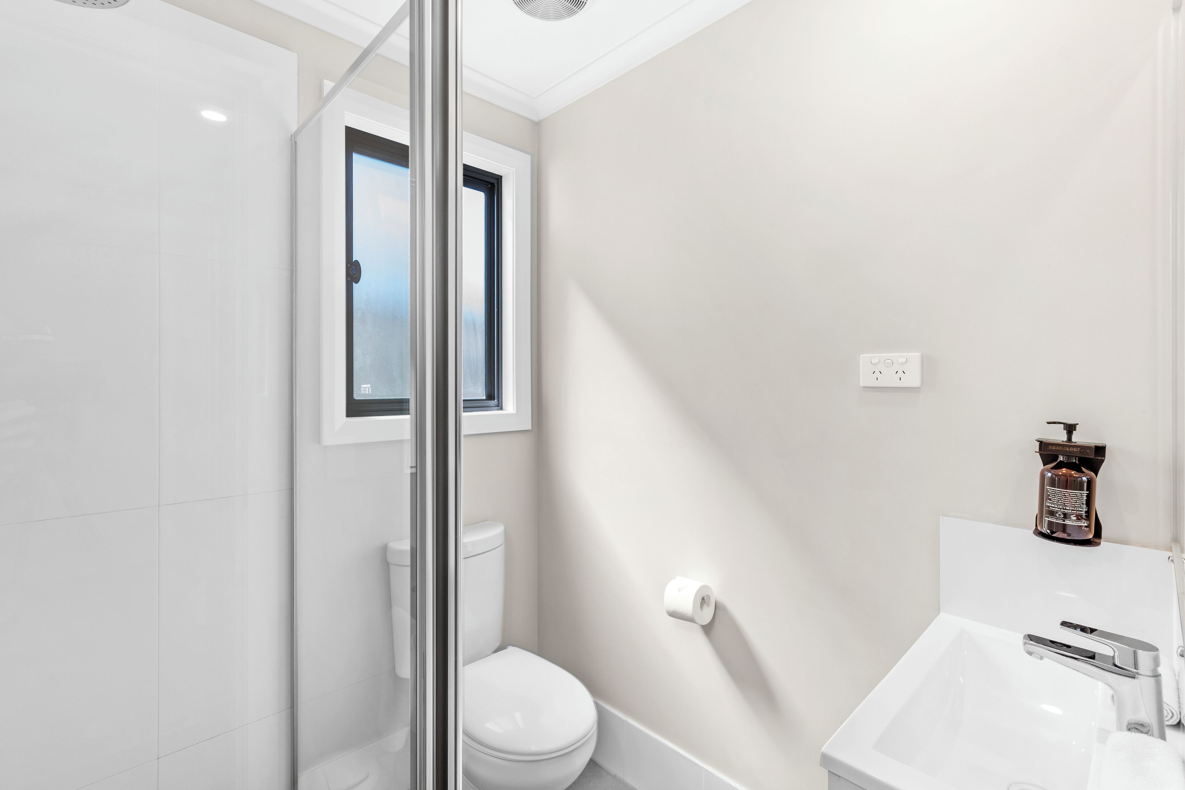 Deluxe 2 Bedroom Cabin | Bathroom