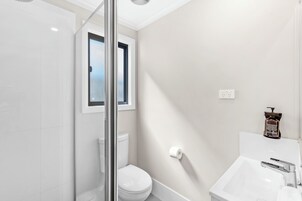 Ducha, artículos de tocador gratuitos, toallas, papel higiénico