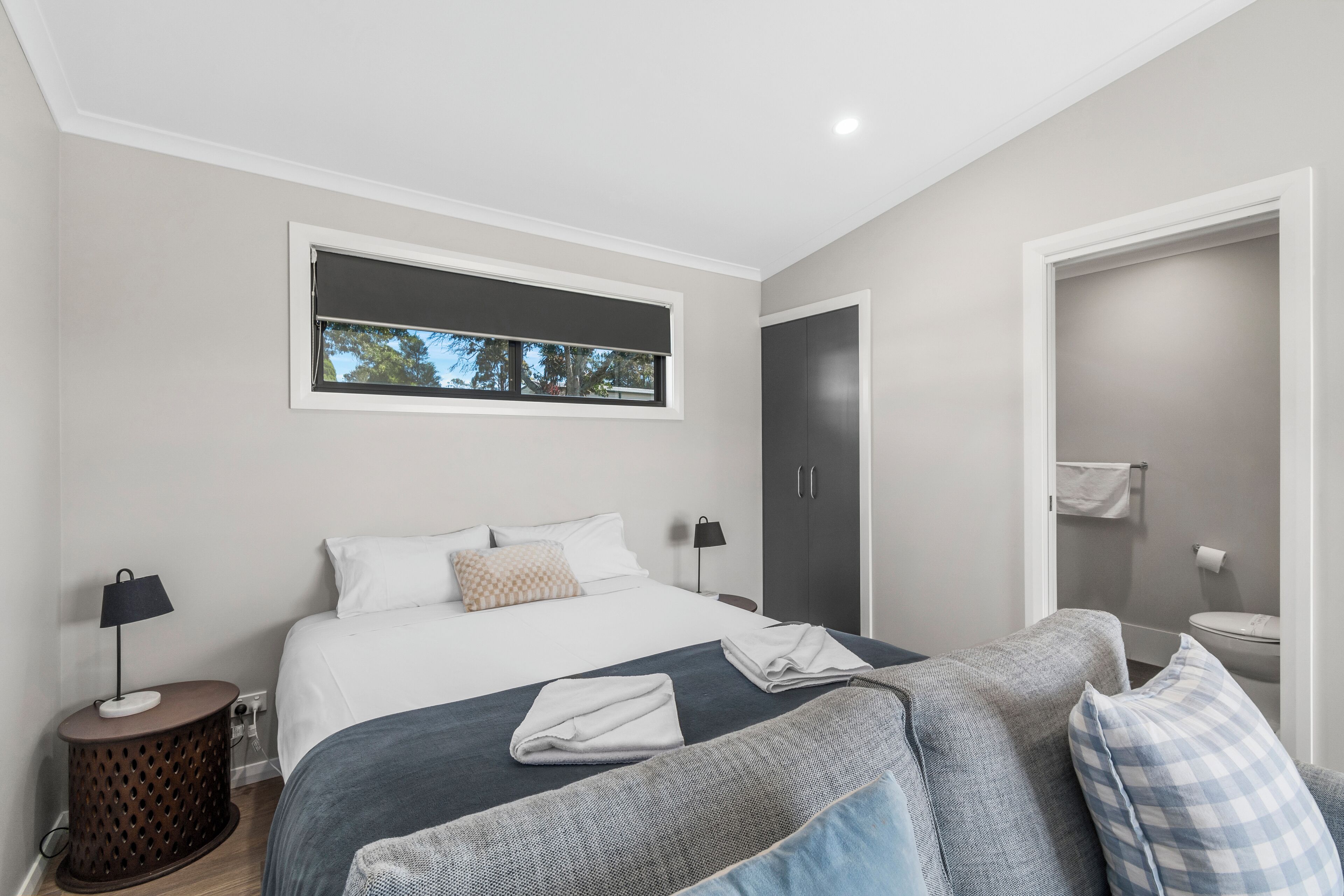 Superior Studio Cabin | Free cots/infant beds, bed sheets