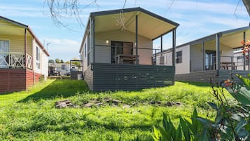 Deluxe 2 Bedroom Cabin | Terrace/patio