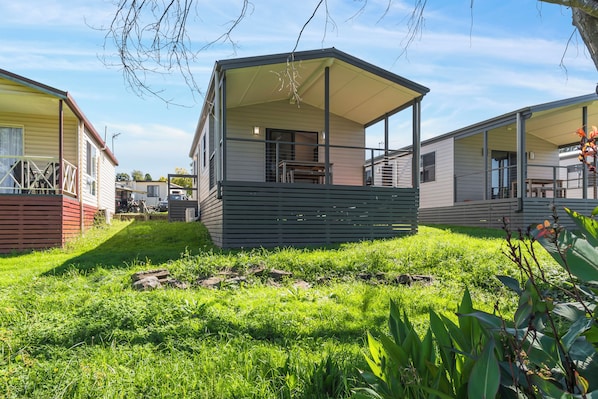 Deluxe 2 Bedroom Cabin | Terrass/Patio