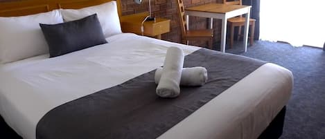 Ropa de cama de alta calidad, colchones con pillow-top y escritorio
