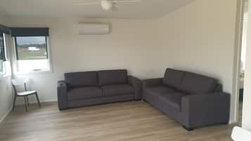 Hytte – deluxe, 2 soverom, fjellutsikt | Oppholdsområde | Flatskjerm-TV