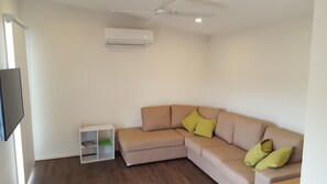 Deluxe Queen Suite | Living room | Flat-screen TV