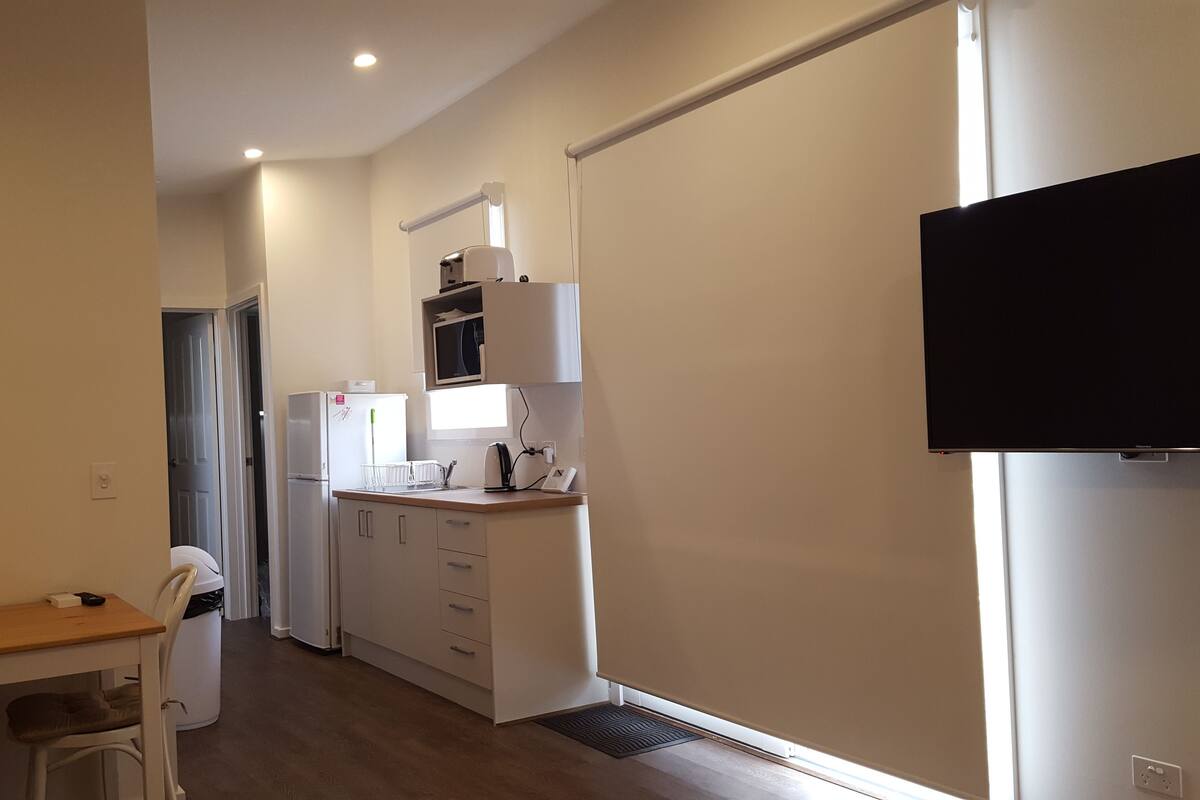 Deluxe Queen Suite | Private kitchenette | Microwave, electric kettle, toaster