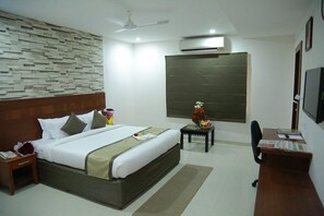 Mango Classic | Minibar, in-room safe, desk, iron/ironing board - Mango Hotels - Jupiter (Hyderabad)