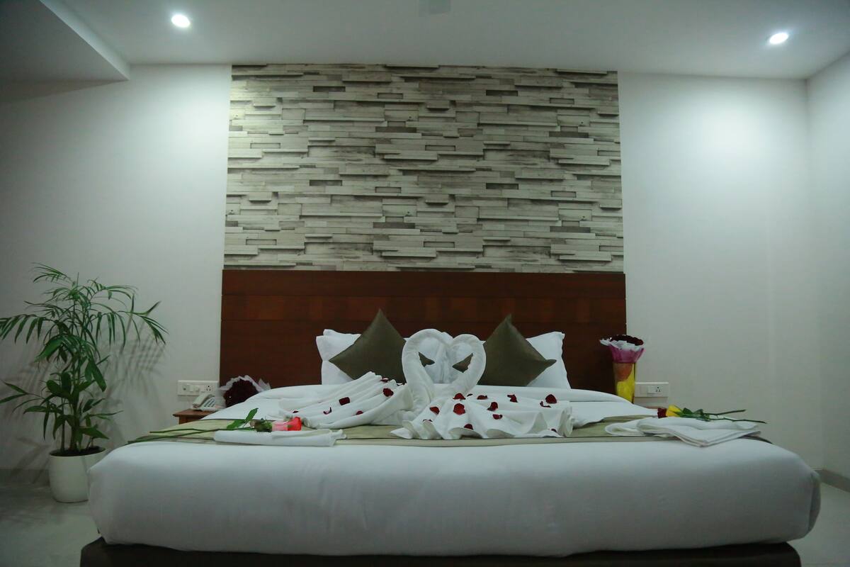 Mango Cozy | Minibar, in-room safe, desk, iron/ironing board