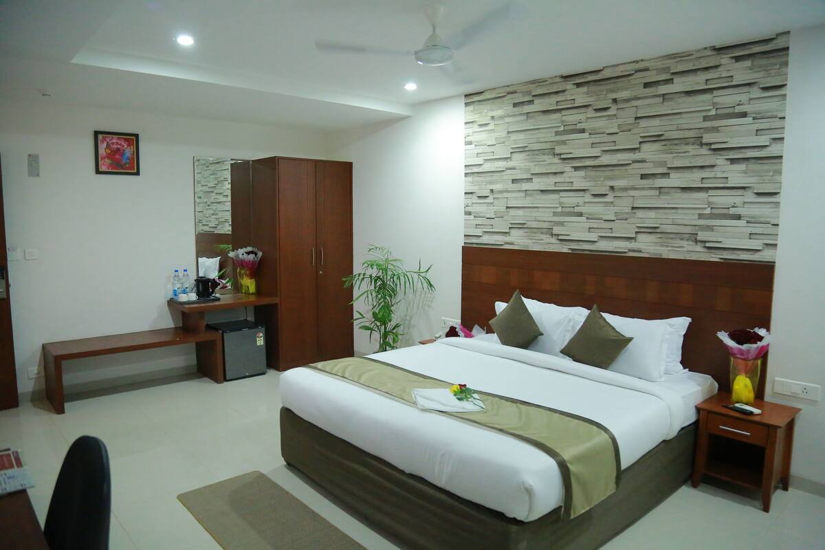 Mango Classic | Minibar, in-room safe, desk, iron/ironing board