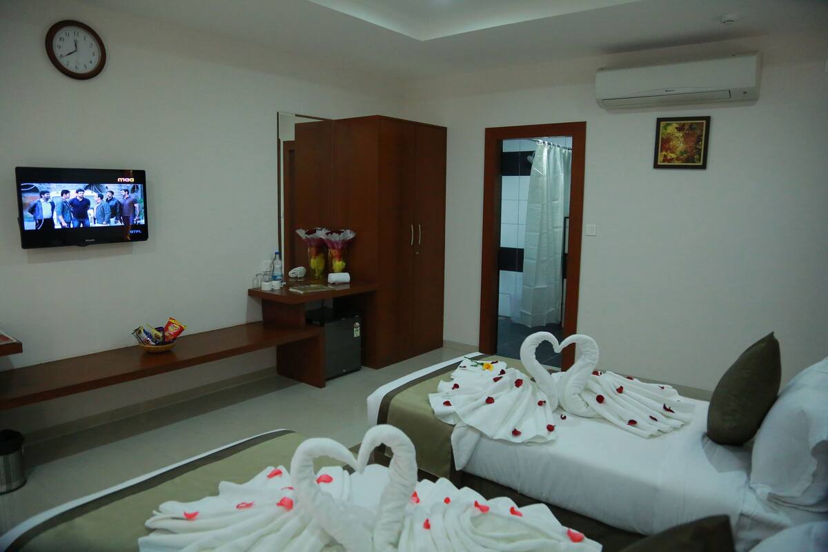 Mango Comfort | Minibar, in-room safe, desk, iron/ironing board