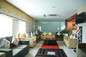 Lobby sitting area - Mango Hotels - Jupiter (Hyderabad)