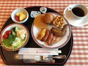 Se ofrece un desayuno bufé todos los días (por un coste adicional)