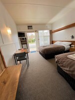 Ropa de cama de alta calidad, colchones con pillow-top y minibar 