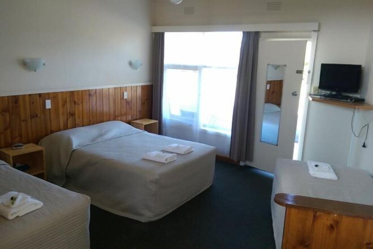 Ropa de cama de alta calidad, colchones con pillow-top y minibar 