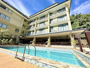 Piscina externa, espreguiçadeiras